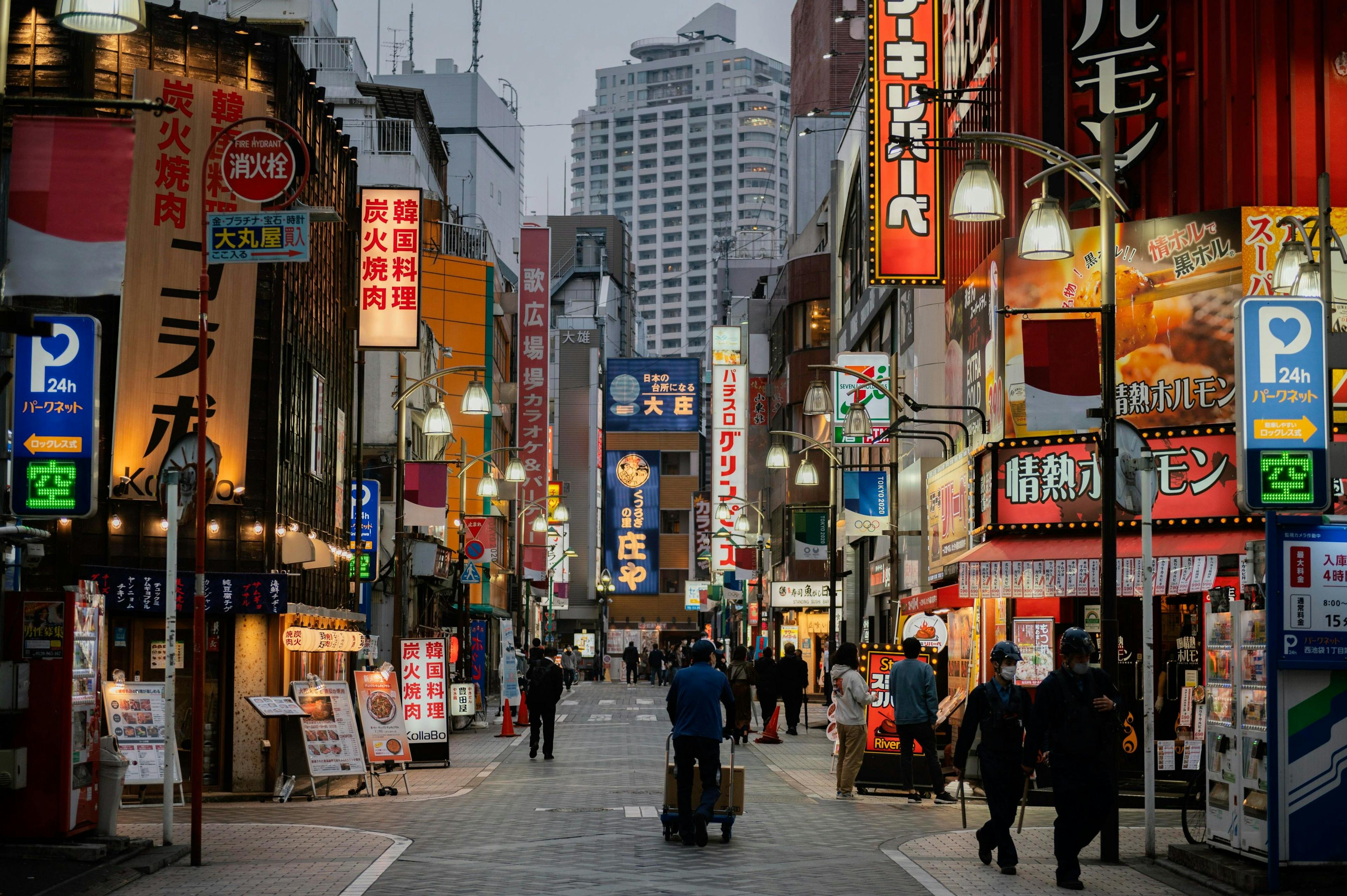 pessoas-andando-nas-ruas-do-japao-a-noite (1).jpg