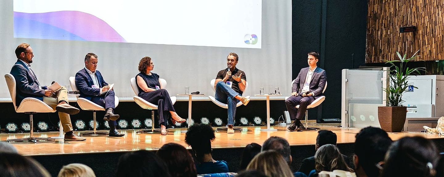 Painel de debate com cinco especialistas no palco do II Fórum de Economia Circular