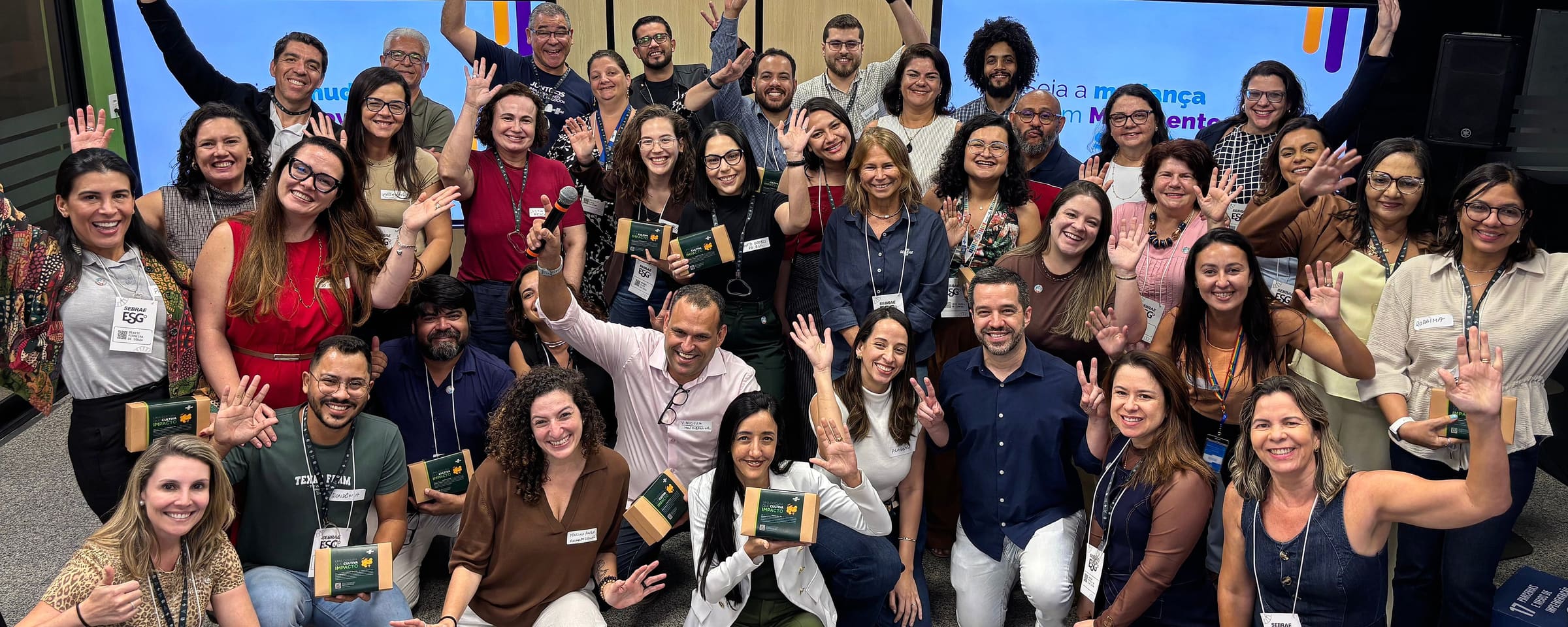 Grupo do Circular Experience Sebrae comemorando, em Recife